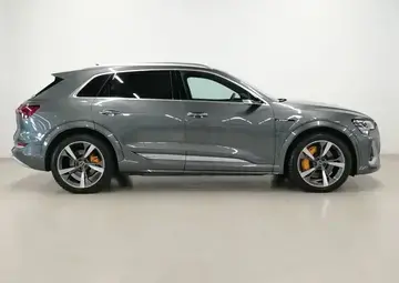 Audi e-tron S Вид 3