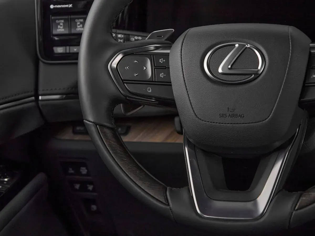 Lexus LM