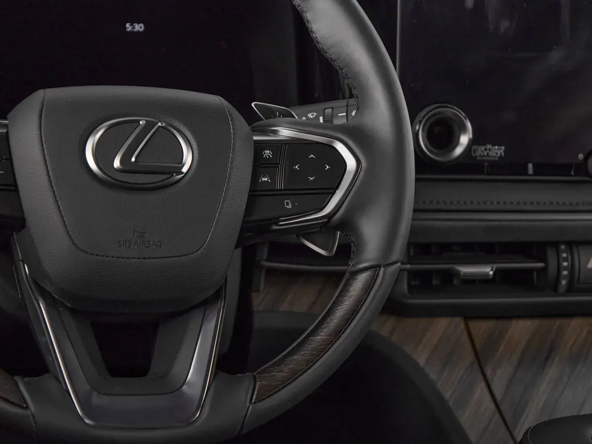 Lexus LM